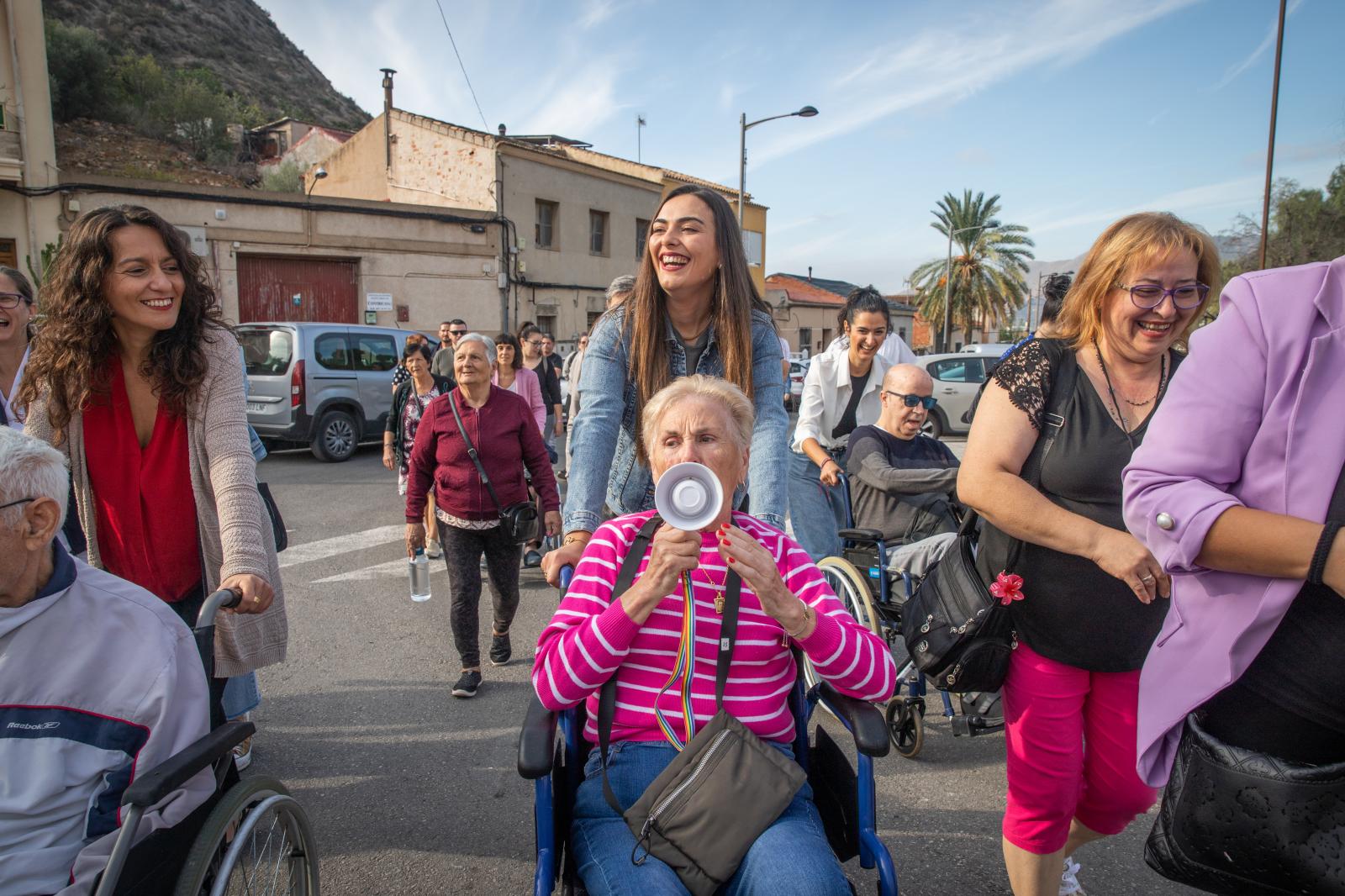 La residencia de mayores de Las Espeñetas en Orihuela se echa a la calle por una subida salarial