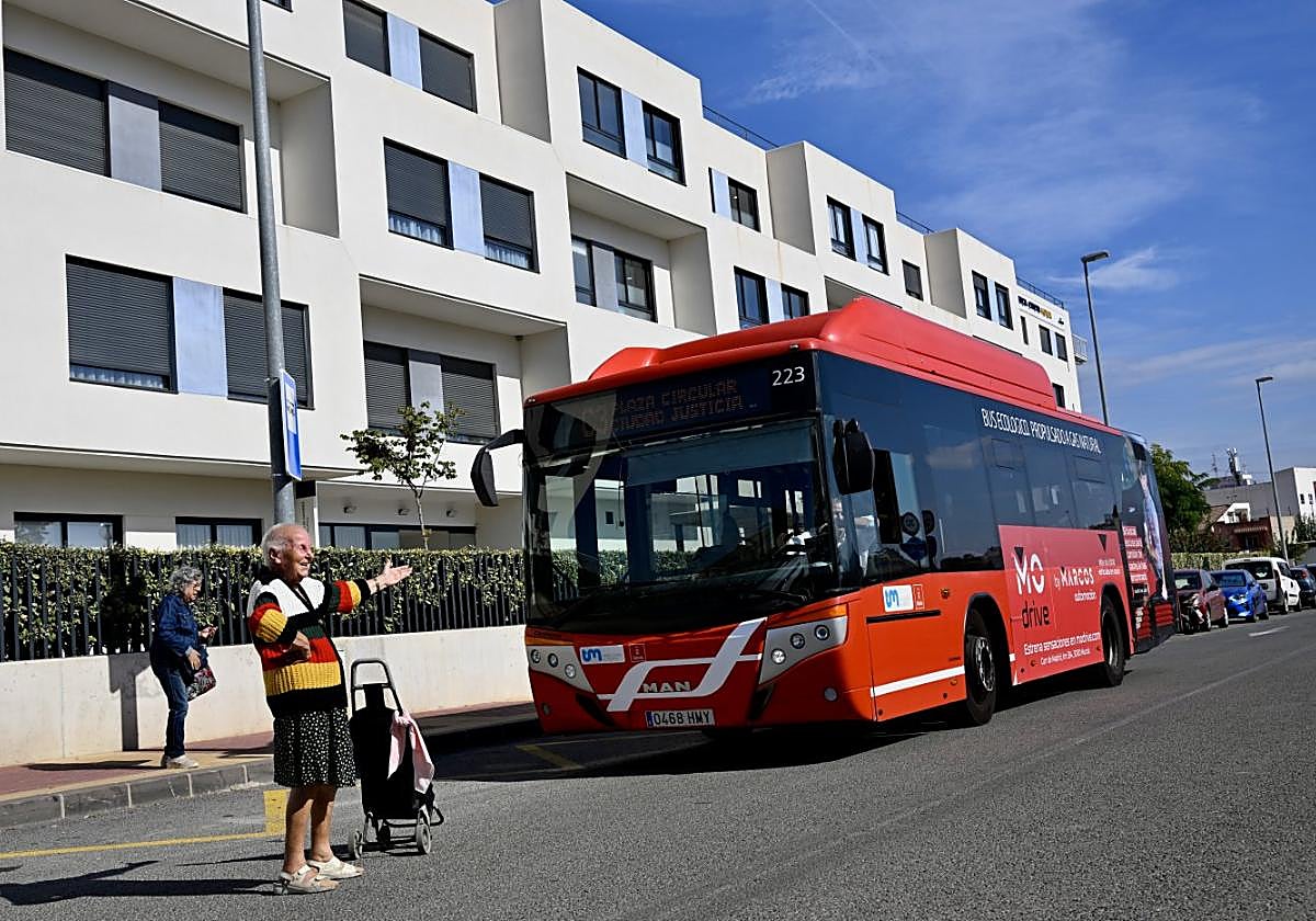 Carmen Rivera celebrala llegada del autobúsde la línea C3 a la nueva parada de la avenida de la Justicia de Murcia.