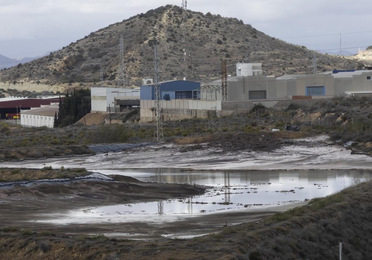 Estado de algunas de las balsas de la antigua factoría de Zinsa, ayer tras la lluvia.