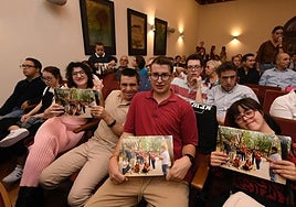 Un grupo de usuarios de Assido muestra el calendario.