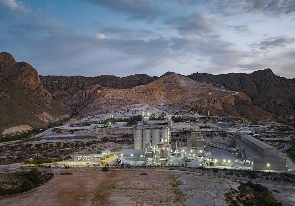 Vista aérea de las instalaciones de Cementos La Cruz en Abanilla.