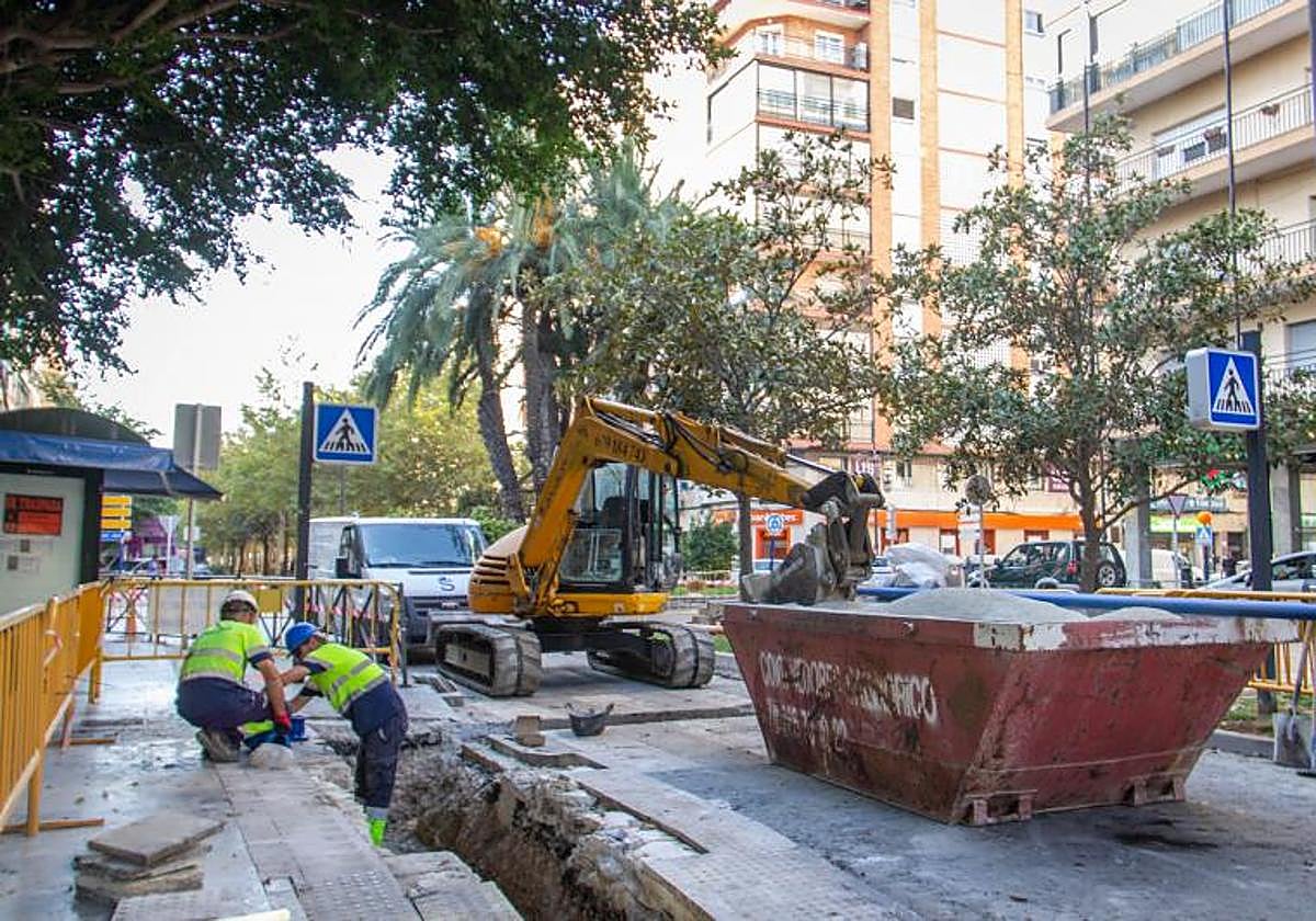 Operarios sustituyen canalizaciones de riego en la Glorieta, en septiembre de 2023.