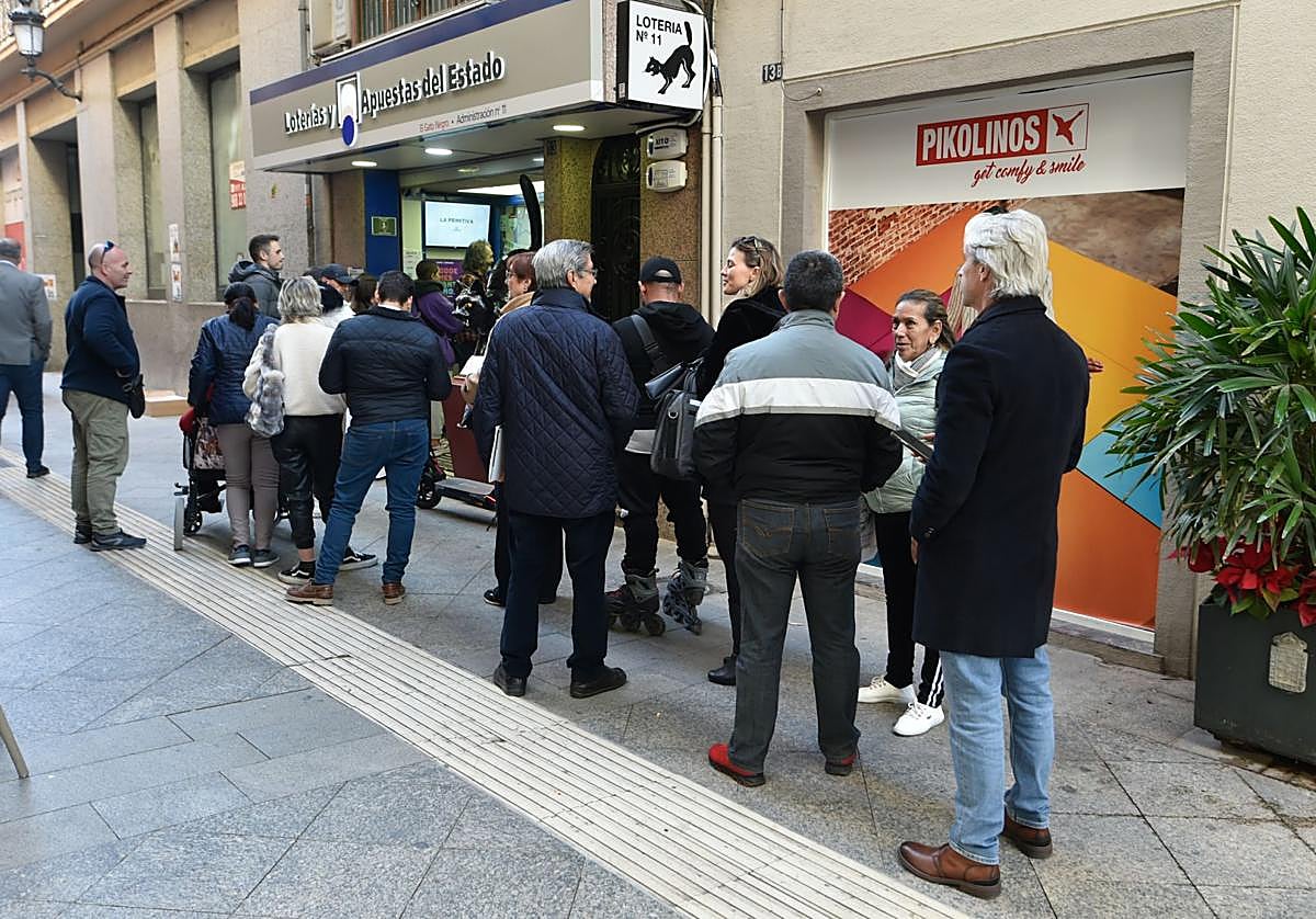 Personas haciendo cola en la puerta de una administraciónn de lotería de Murcia, en una imagen de archivo.