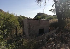 Caseta que oculta el pozo ilegal descubierto hace unos años en la rambla del Talayón (Águilas)