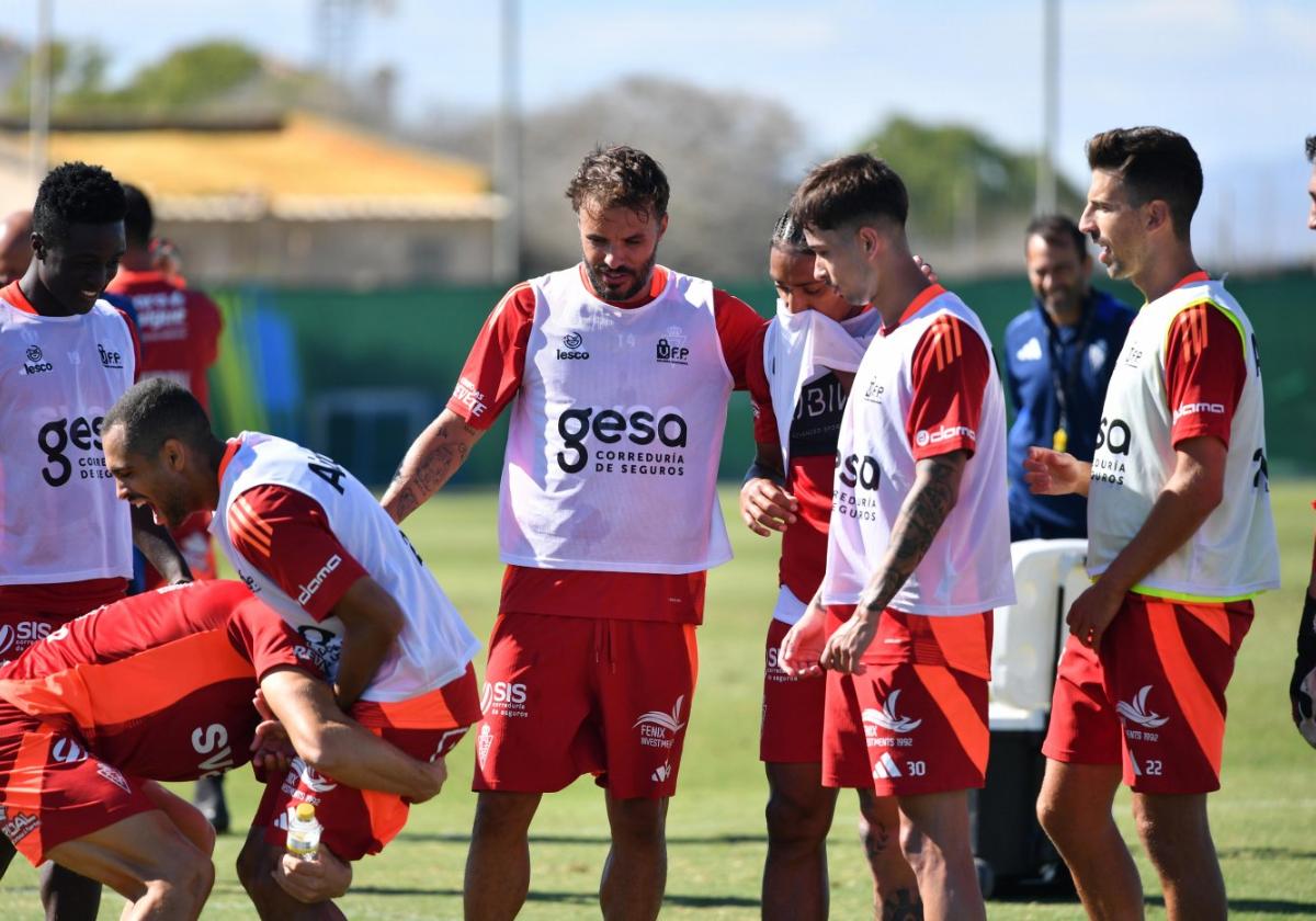 Pedro León, en el centro, rodeado de compañeros como Moha, Pamberg, Rojas y Real.