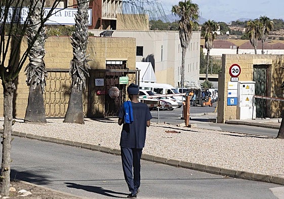 Un usuario del campamento del antiguo Hospital Naval se dirige a las instalaciones.