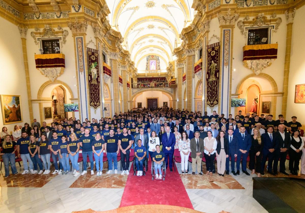 Foto de familia de la XXIV Gala del Deporte de la UCAM en el Templo del Monasterio de Los Jerónimos.