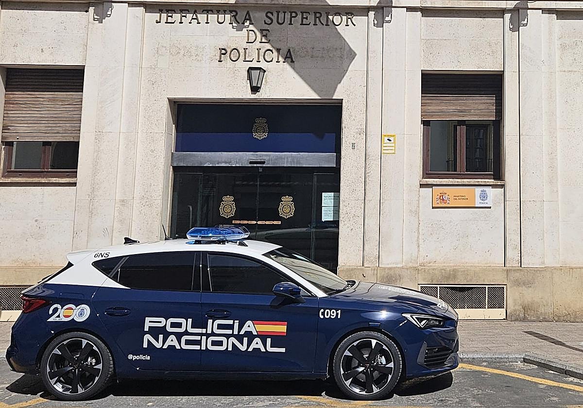 Un coche de la Policía Nacional frente a la Jefatura Superior de Policía, en una imagen de archivo.