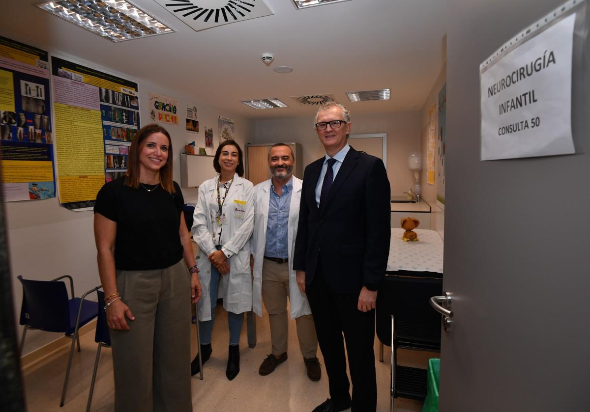 El consejero de Salud, Juan José Pedreño, junto a especialistas del servicio de Neurocirugía Infantil en La Arrixaca.