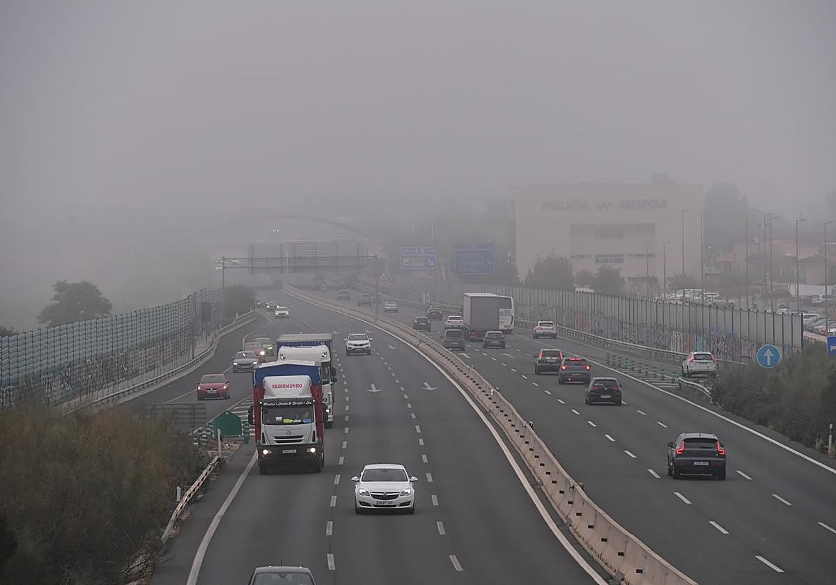 Niebla en la ciudad de Murcia, este viernes por la mañana.