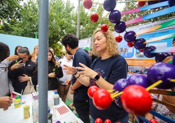 Estudiantes participan en una de las actividades programadas en la Semana de la Ciencia y la Tecnología, en el jardín del Malecón.