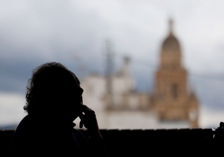 Francisco Jarauta con la silueta de la torre de la Catedral de Murcia al fondo.