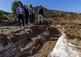 Teresa Ribera, en 2023, en La Unión visitando la Sierra Minera. A su lado, Francisca Baraza.