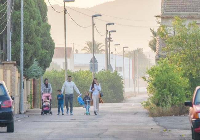 Una de las familias residentes en el complejo ilegal, tras salir de este.