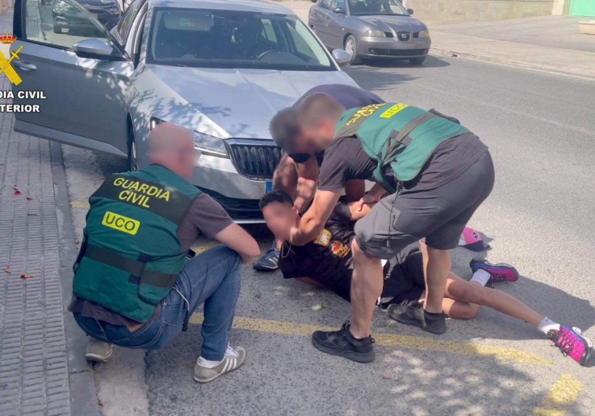 Agentes de la Guardia Civil en el momento de la detención en El Raal (Murcia) de un fugitivo buscado en Italia.