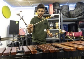 Estudios Raw Music City. Alejandro Solano es un virtuoso de la marimba, instrumento de percusión de láminas y tubos resonantes.