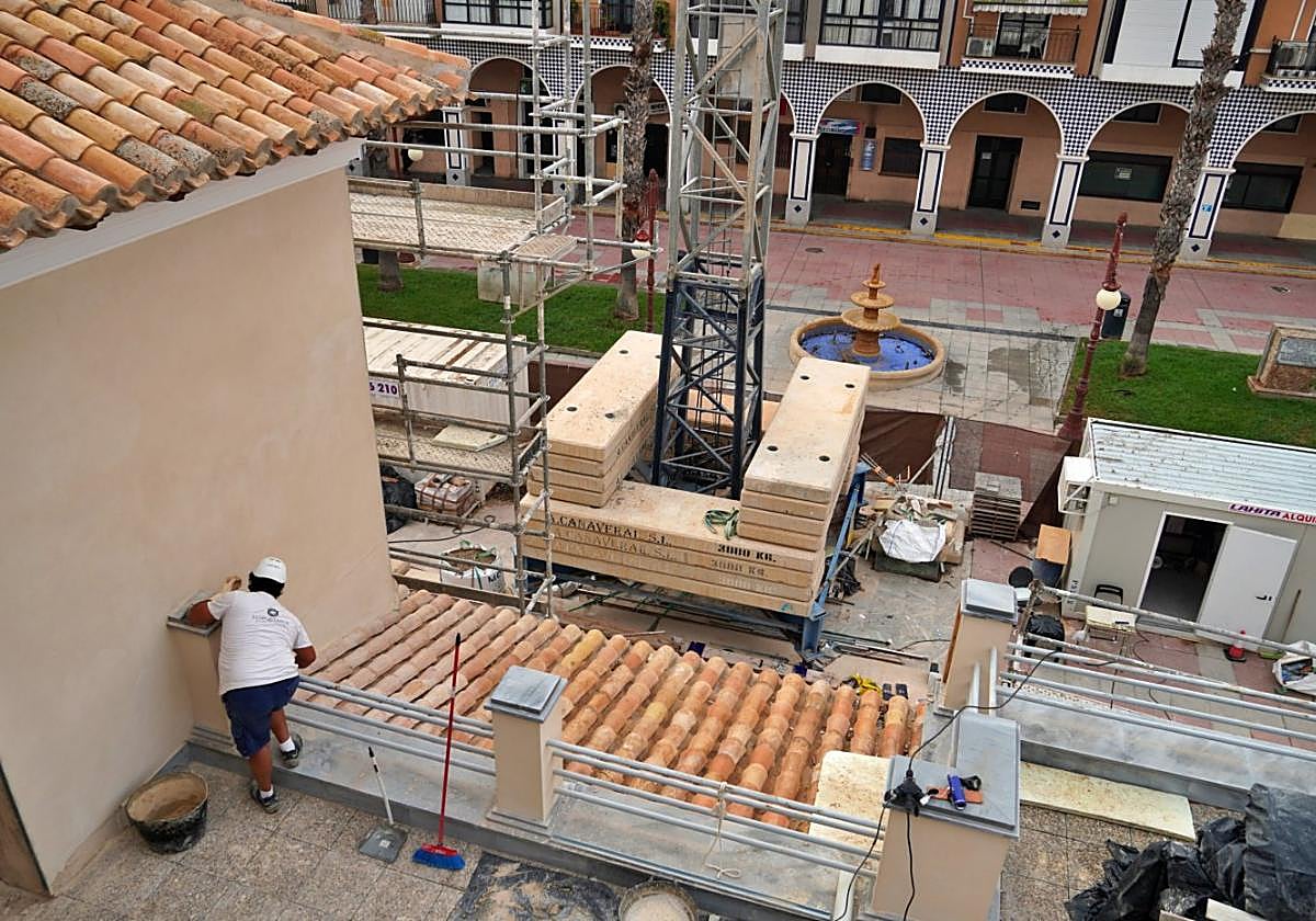 Un operario realiza días atrás trabajos en el edificio municipal.
