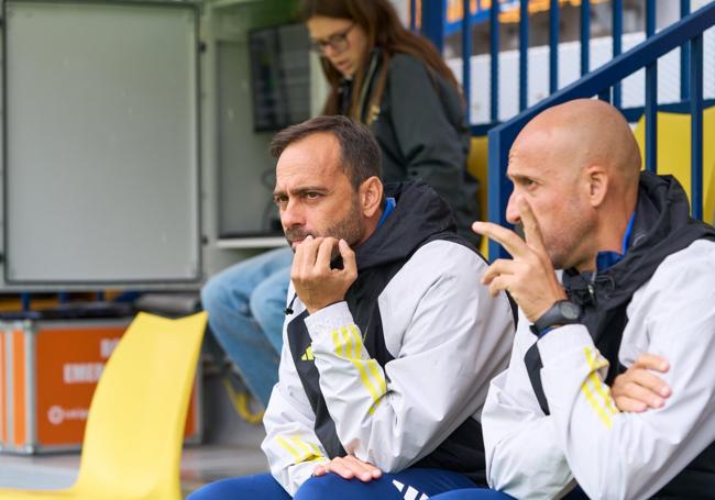 Fran Fernández, entrenador del Real Murcia, a la izquierda.