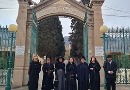 Socias de la Asociación de Mujeres Carmesí a las puertas del cementerio.