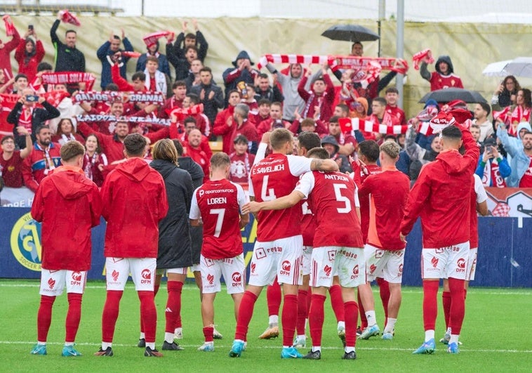 Los jugadores del Real Murcia celebran junto a su afición la victoria.