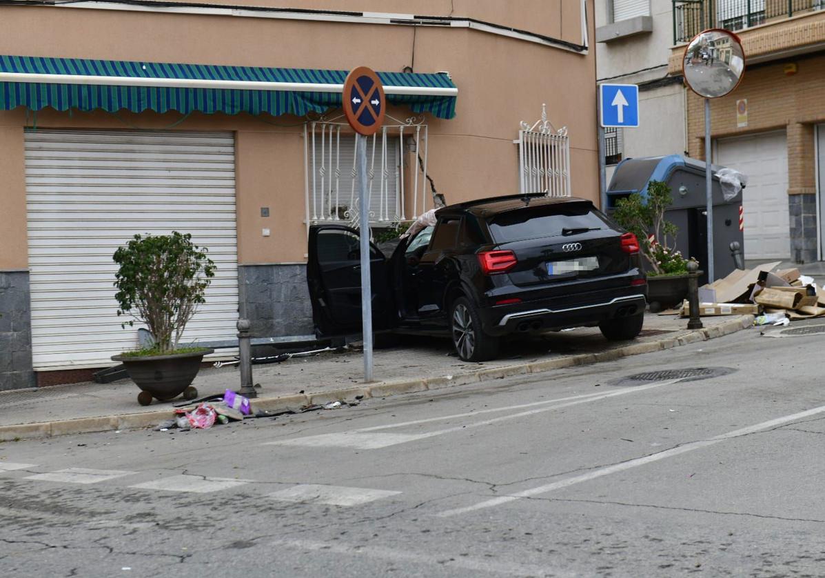 El vehículo, empotrado en la vivienda de la pedanía murciana de Algezares.