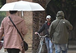 Viandantes bajo la lluvia en el centro de Murcia, esta semana.