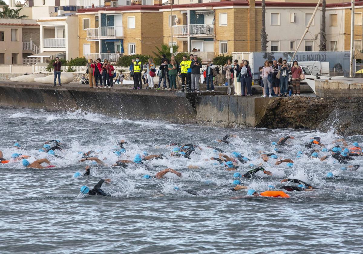 Las imágenes de la travesía a nado por Cabo de Palos