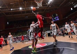 El jugador del UCAM, Dylan Ennis, tira a canasta durante el Partido del Recreo en el Palacio de los Deportes.