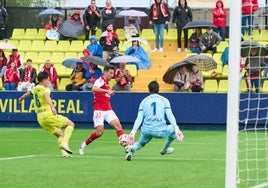 Juan Carlos Real, del Real Murcia, intenta superar en el mano a mano a Iker Álvarez, del Villarreal B.