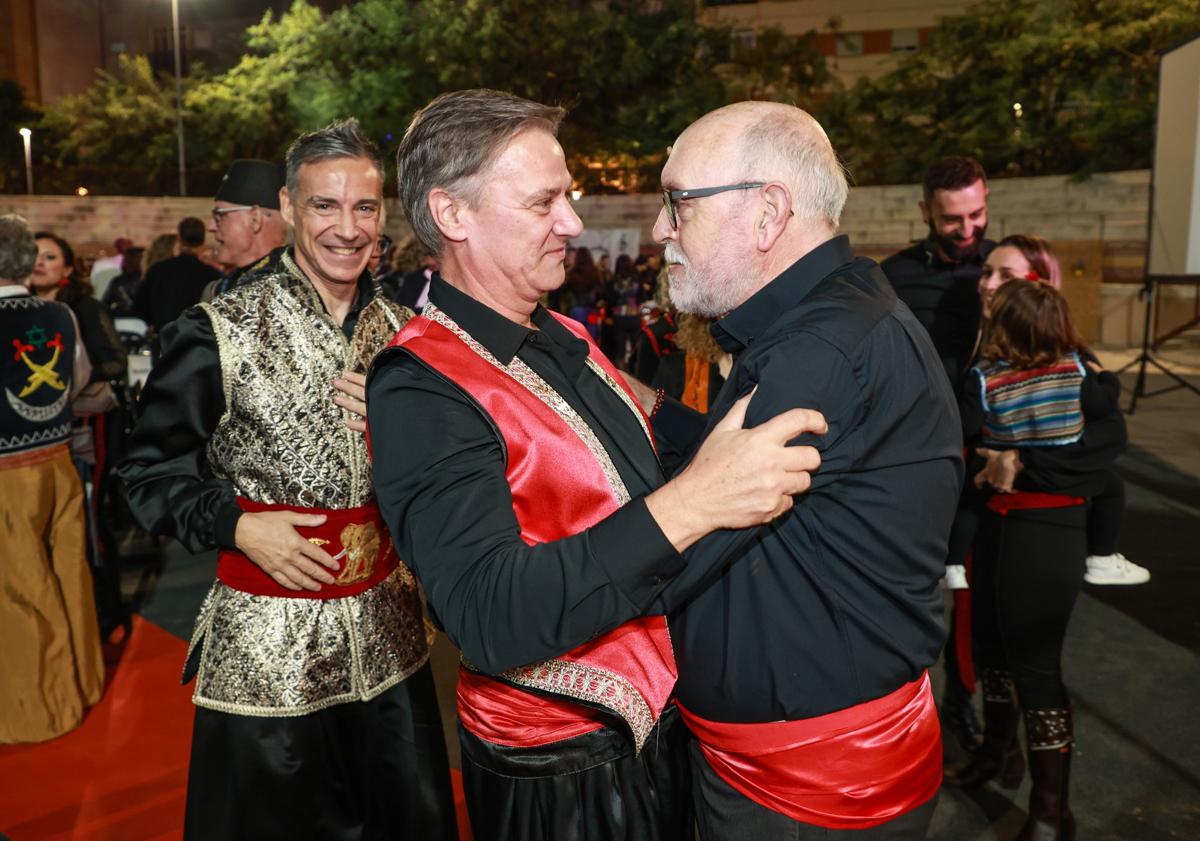 Imagen principal - Arriba, Calderón se abraza con el recién nombrado embajador moro, Francisco Javier López Fabregat, de Moros J'Alhamed. Abajo a la izquierda, Calderón recibe la felicitación de la actual Armengola, Loli Sánchez. Abajo a la derecha, disparo de fuegos artificiales durante la celebración en la Plaza de Toros.