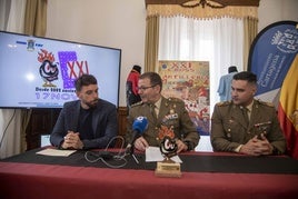 José Martínez junto con el coronel del regimiento de Artillería Antiaérea nº 73 en el acto de presentación de la carrera.