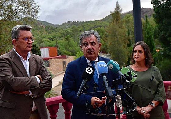 El consejero de Medio Ambiente de Murcia, Juan María Vázquez, junto con la consejera de Sostenibilidad de Andalucía, Catalina García, y el conseller de Medio Ambiente, Vicente Martínez, este lunes.