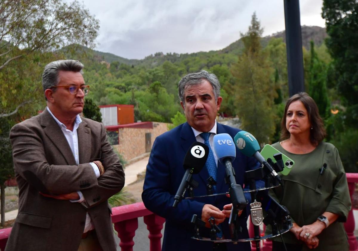 El consejero de Medio Ambiente de Murcia, Juan María Vázquez, junto con la consejera de Sostenibilidad de Andalucía, Catalina García, y el conseller de Medio Ambiente, Vicente Martínez, este lunes.