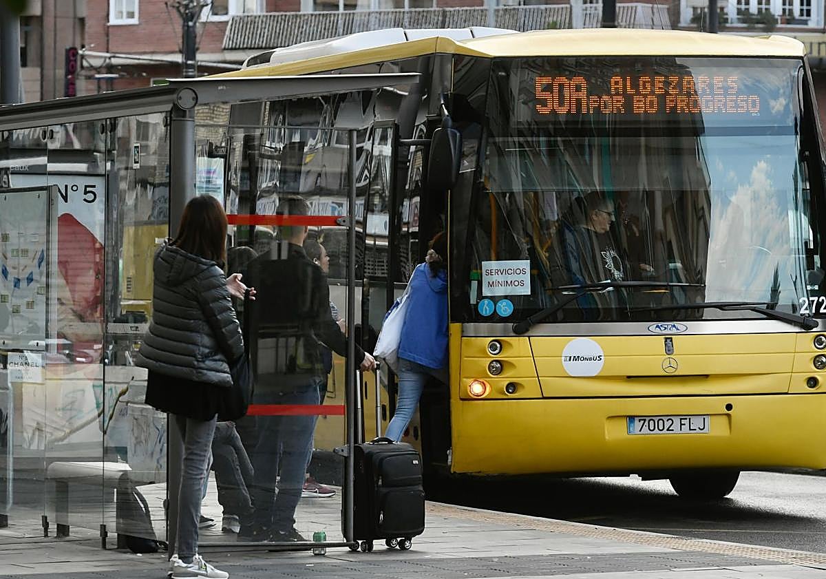 Imagen principal - Primera jornada de la huelga de transportes en la Región de Murcia.