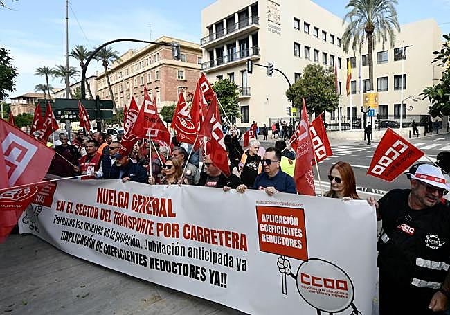 Concentración sindical, este lunes, a las puertas de la Delegación del Gobierno en Murcia.
