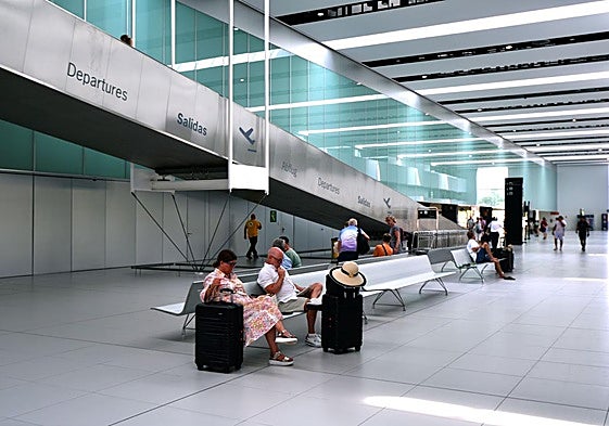 Unos pasajeros aguardan para embarcar en el aeropuerto regional, en una foto del pasado verano.