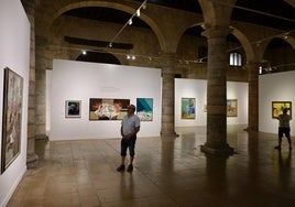 Visitantes de la muestra en la Sala de Columnas del Palacio Almudí.