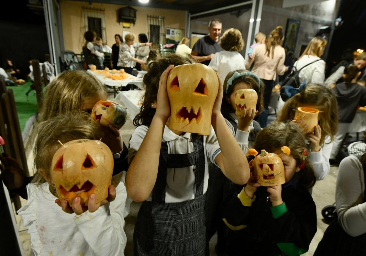 Participantes en el taller de calaveras hechas con calabazas, ayer, en la sede de la peña La Crilla de Puente Tocinos.