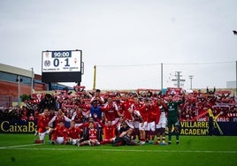 Los jugadores del Real Murcia posan con los aficionados granas presentes en el Mini Estadi del Villarreal B tras ganar el partido y seguir líderes en Liga.