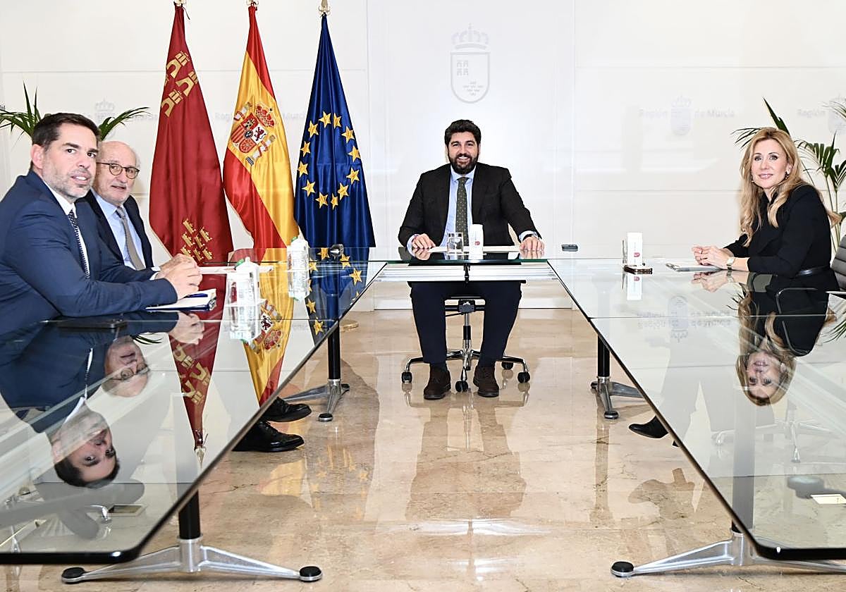 El presidente de la Región de Murcia, Fernando López Miras, en la reunión con el presidente de Repsol, Antonio Brufau.