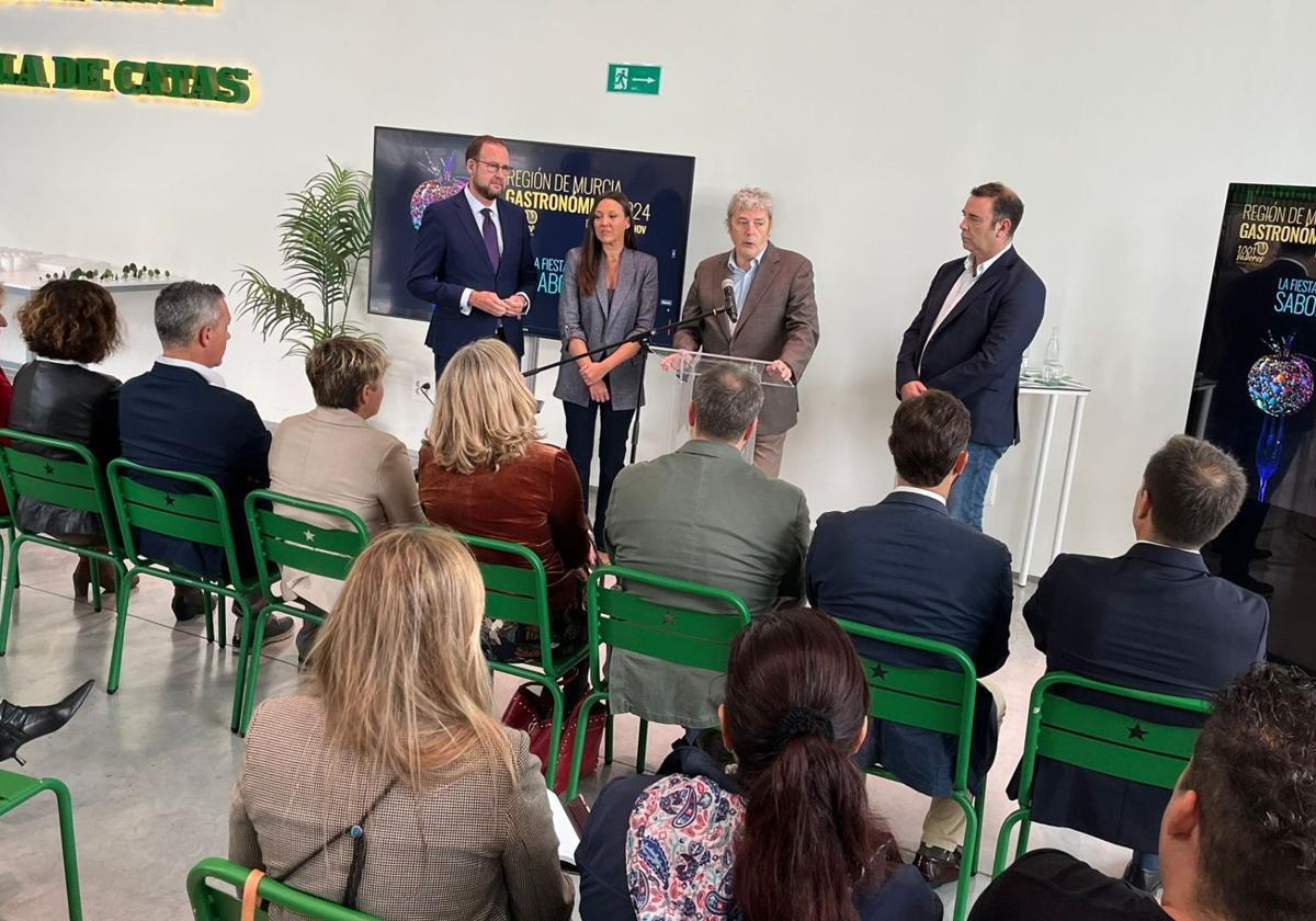 El director de LA VERDAD, Alberto Aguirre de Cárcer, interviene durante la presentación de Región de Murcia Gastronómica.