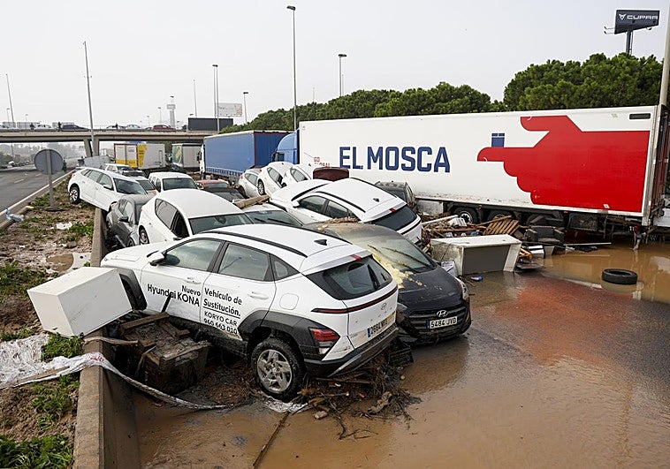 Vehículo de la empresa murciana El Mosca afectado por la DANA en Valencia.