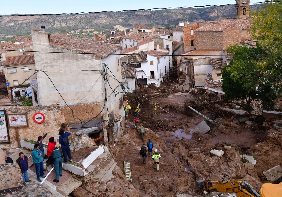 Vecinos de Letur observan el casco histórico arrasado por la riada, tras desbordarse el arroyo que cruza la localidad albaceteña.