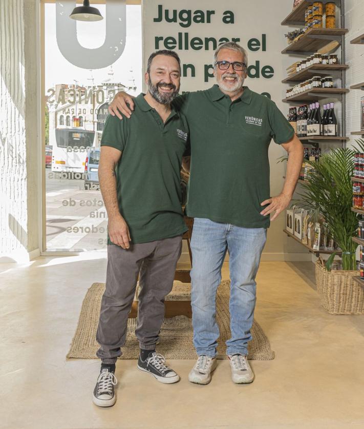 Imagen secundaria 2 - 1. El Colmado by La Rúa combina gastronomía con eventos como este microconcierto de Hoonine, este mes. 2. Tomás Écija y Juan Antonio, de La Subirana, al frente del Colmado de Verónicas.