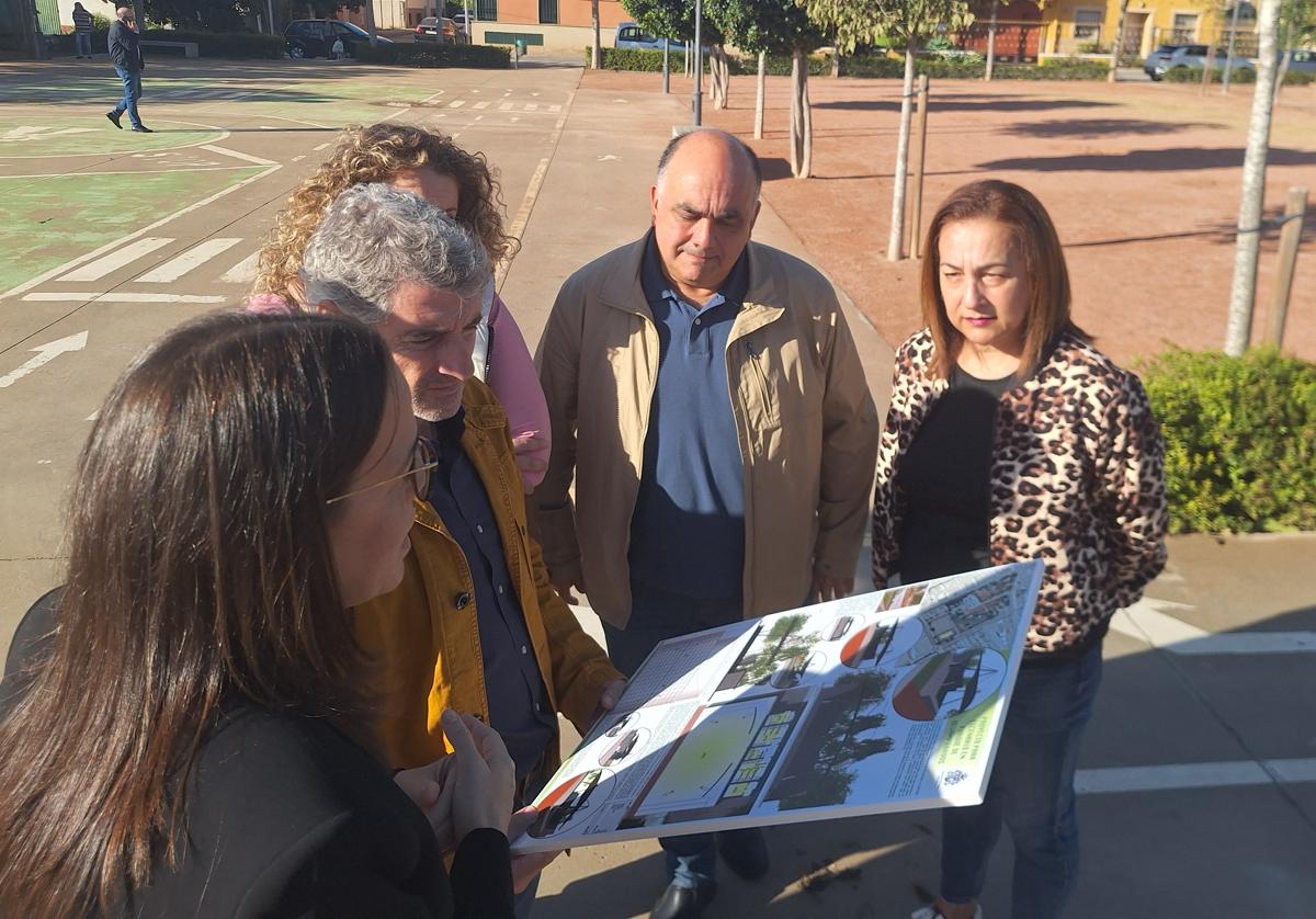 Vista del alcalde, Pepe Vegara, este miércoles, al parque Virgen de los Desamparados.