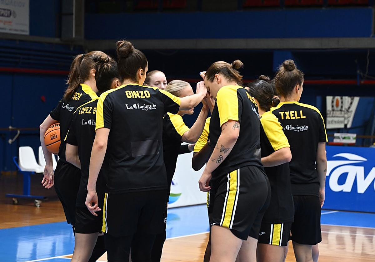 Las jugadoras celebran la victoria al finalizar el encuentro.