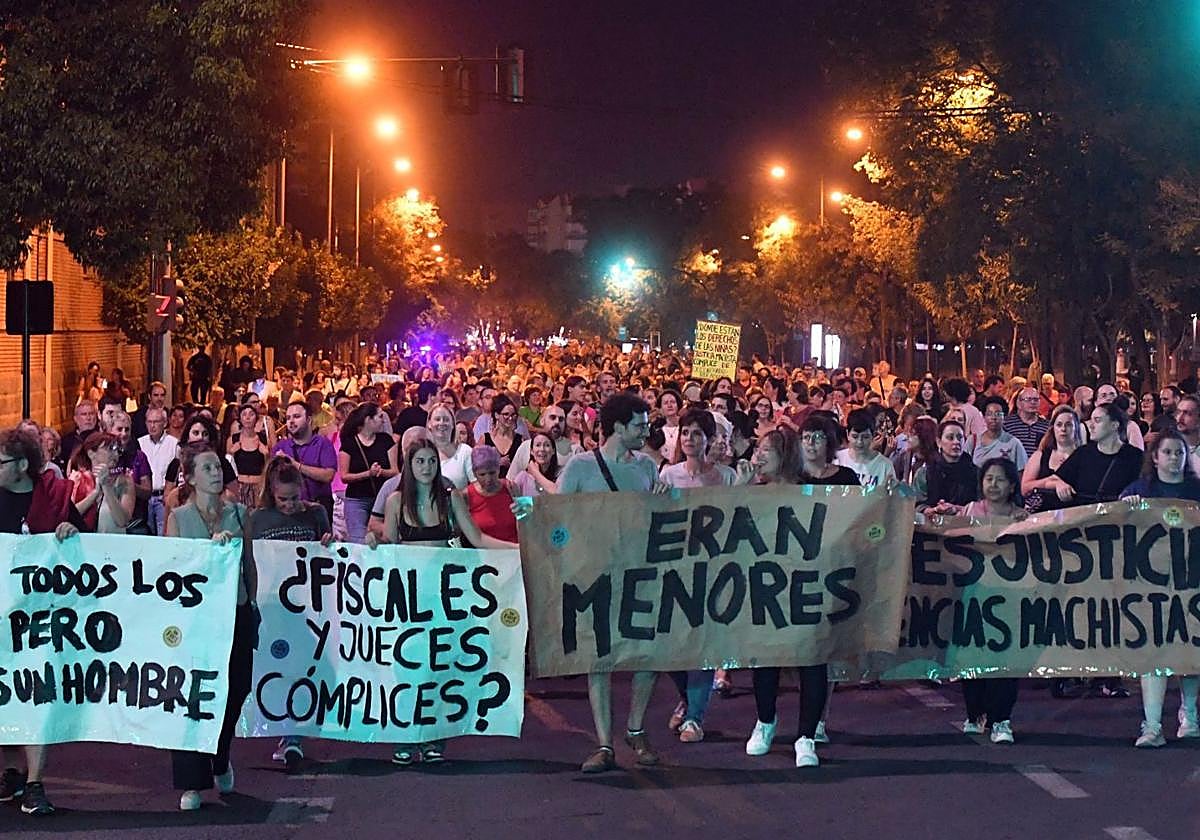 Mujeres se manifiestan contra la sentencia a los empresarios que pagaron por tener sexo con menores en Murcia.