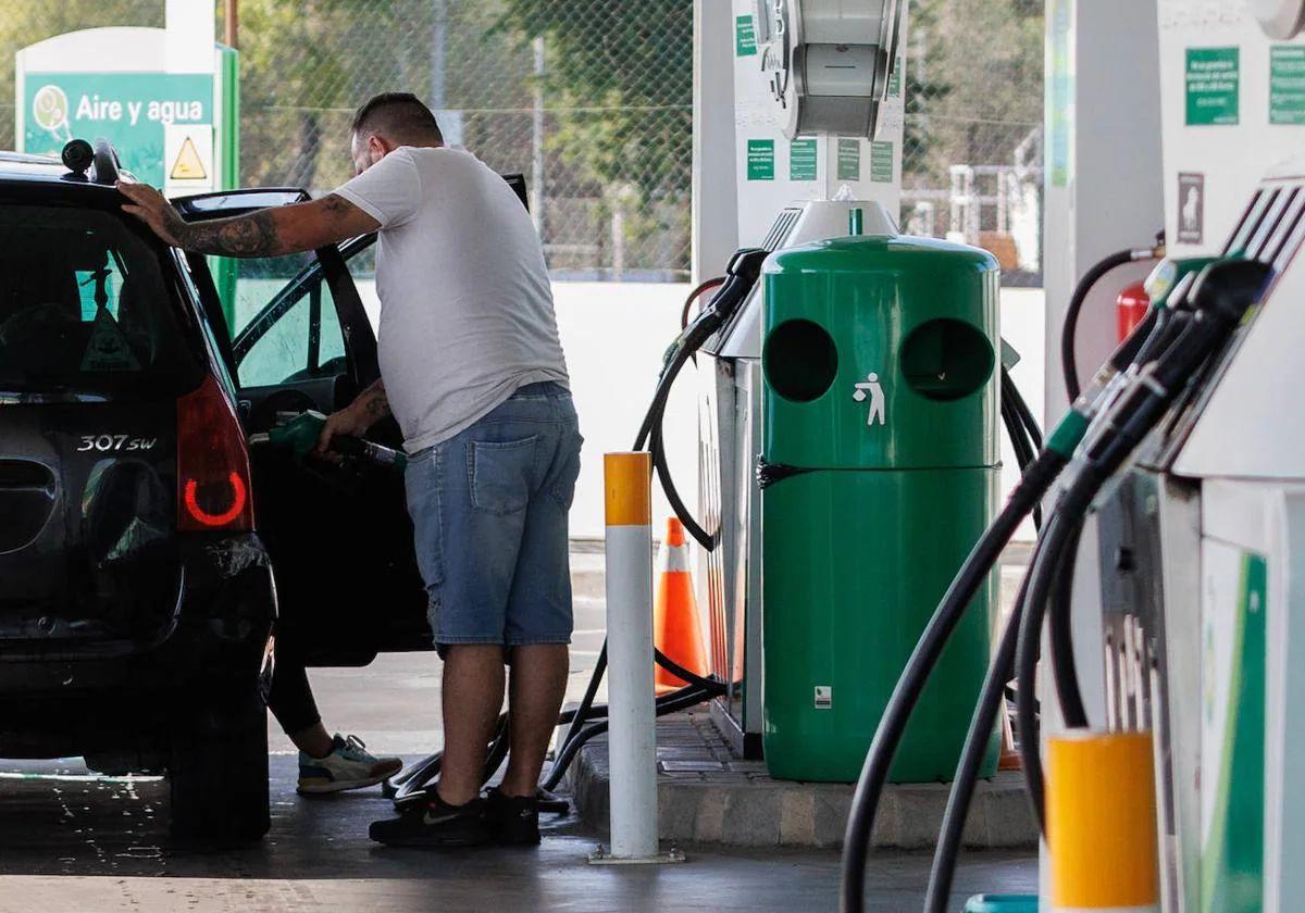 Un conductor echando gasolina, en una imagen de archivo.