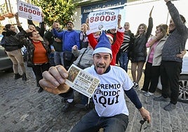 Un grupo de personas celebra el Gordo de la Lotería de Navidad 2023.