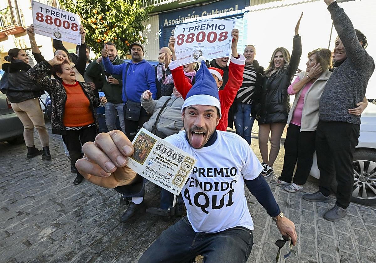 Un grupo de personas celebra el Gordo de la Lotería de Navidad 2023.